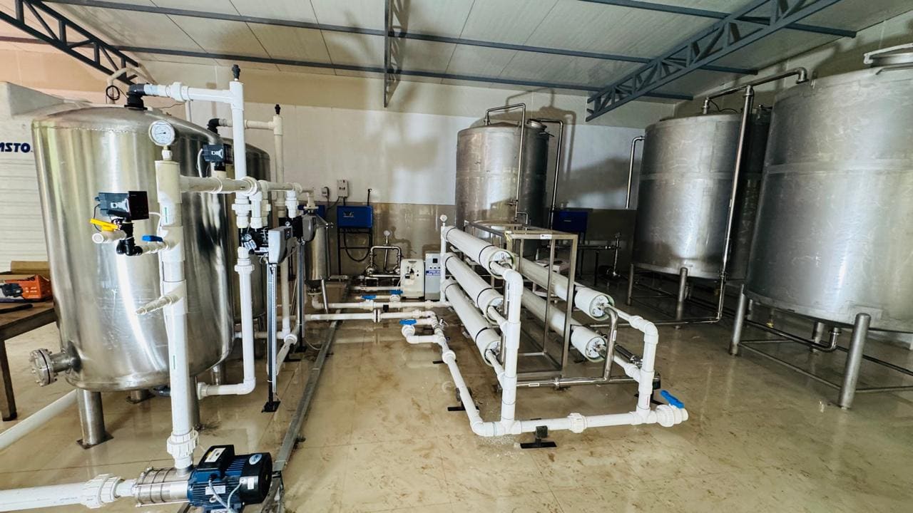 A wide view of the treatment hall with pressure vessels, membrane housings and stainless steel tanks.